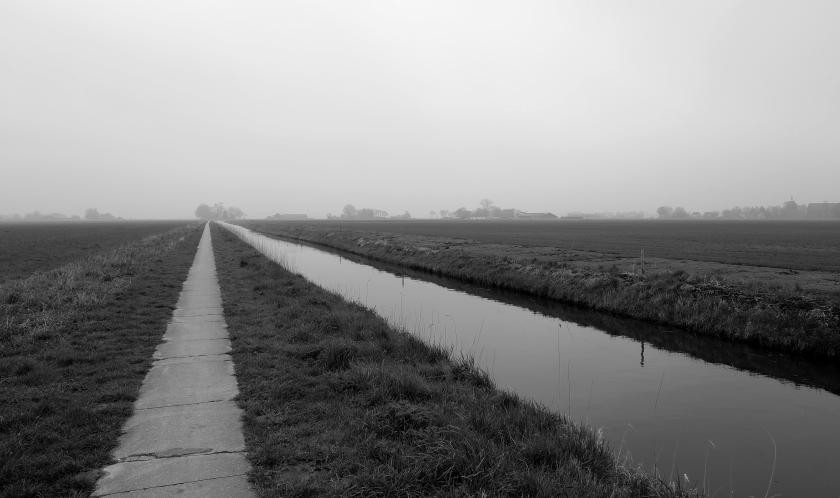 Leeg en grijs, een lange weg door de landerijen, gemaakt door mij Hilde Remerie.